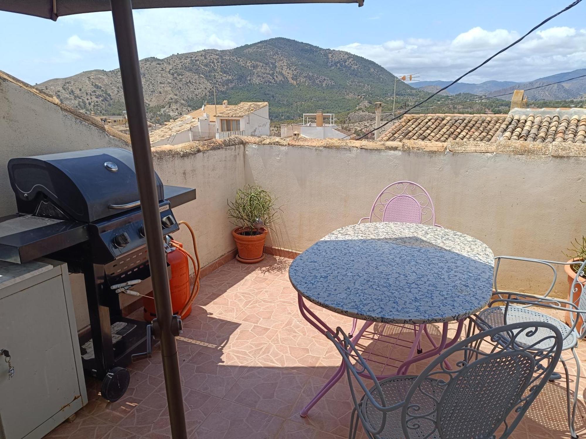 Casa En El Centro Del Pueblo De *